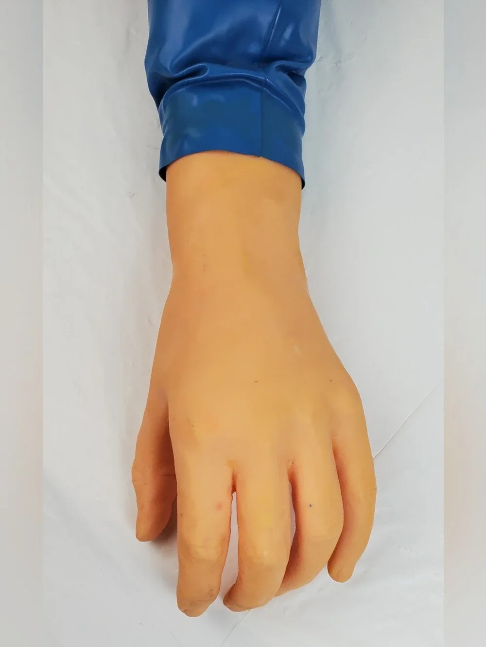Realistic Fake Plastic Hand Halloween Haunted House Zombie Prop READ - GUC